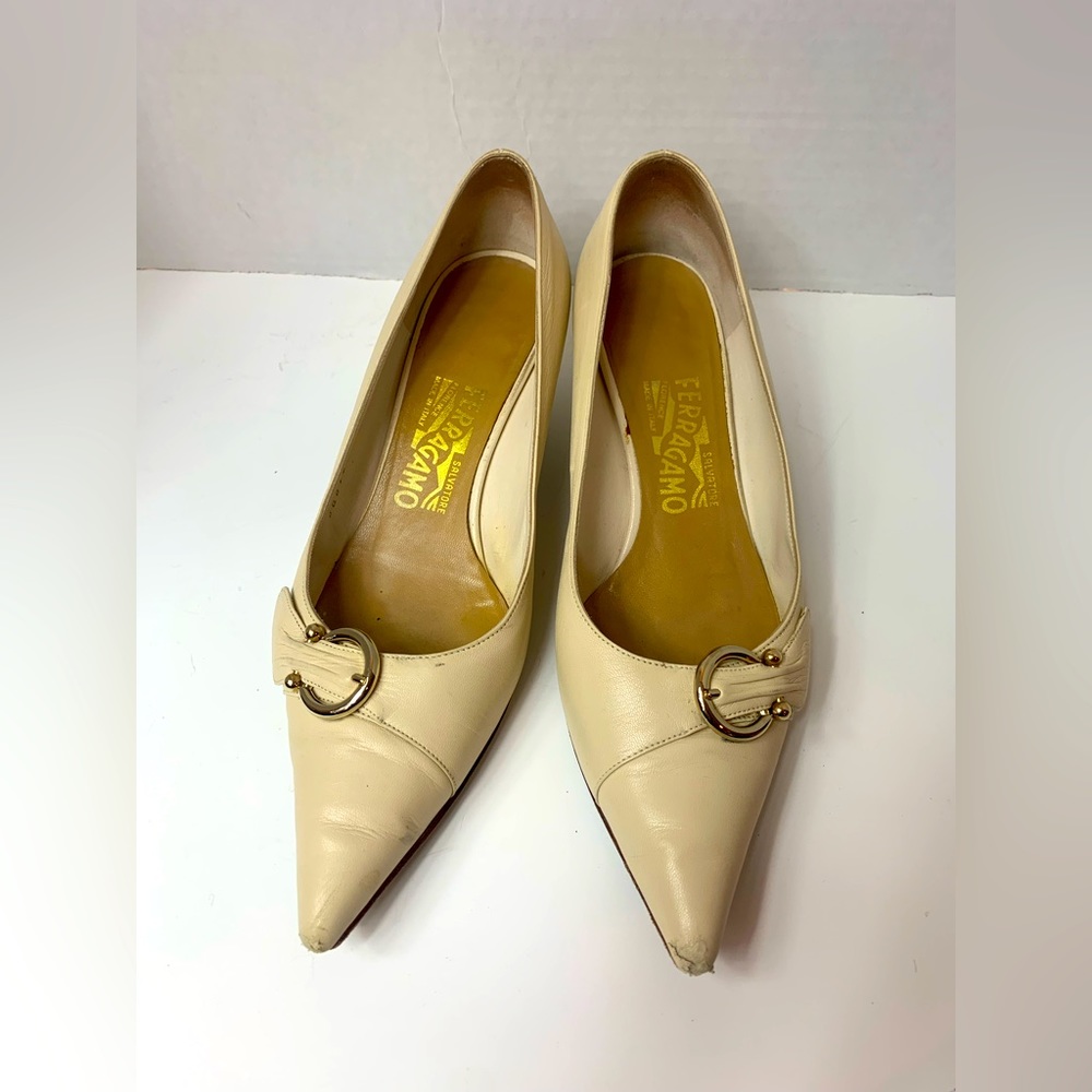 Vintage Ferragamo Made In Italy Cream Leather Pointed Toe Kitten Heels